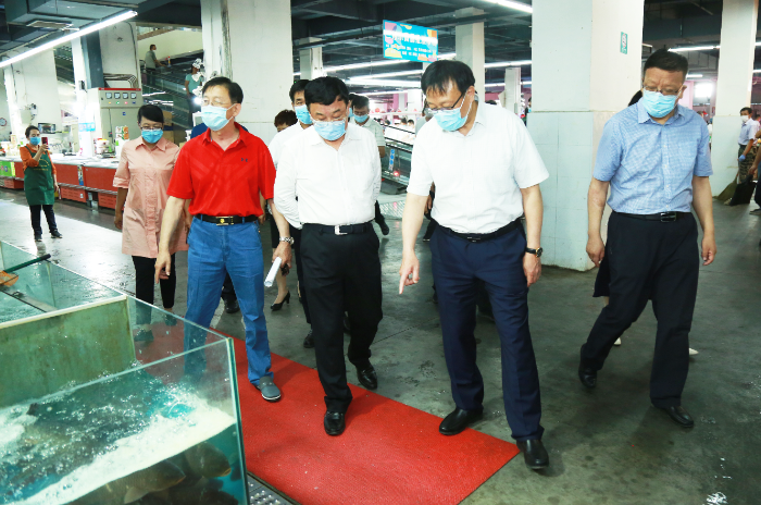 圖為馬學(xué)軍、歐陽曉暉在市場檢查。