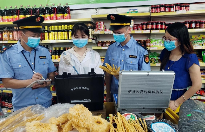 圖為6月21日該局執法人員正在一超市檢測食品。