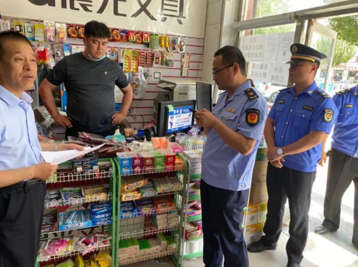 圖為該局執法人員在小賣店檢查食品安全。