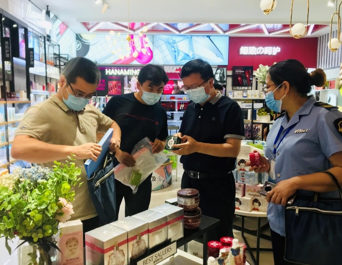 新疆維吾爾自治區藥監局對哈密市化妝品經營環節開展監督檢查