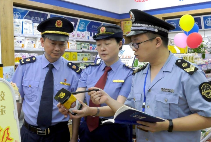 圖為該局執法人員在一家藥店檢查藥品保質期。