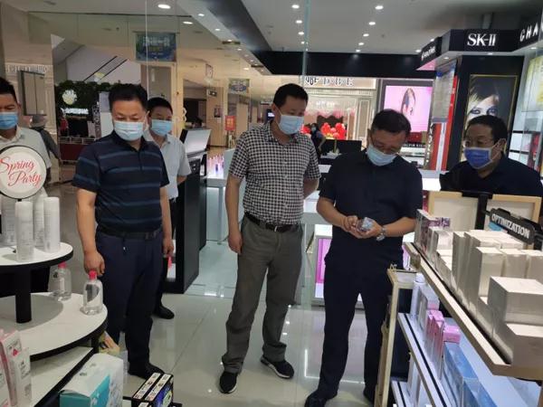 劉洪彬（右二）帶隊(duì)在和田地區(qū)檢查化妝品。