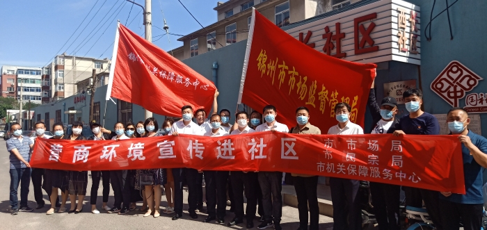 圖為在職黨員進社區工作人員合影留念