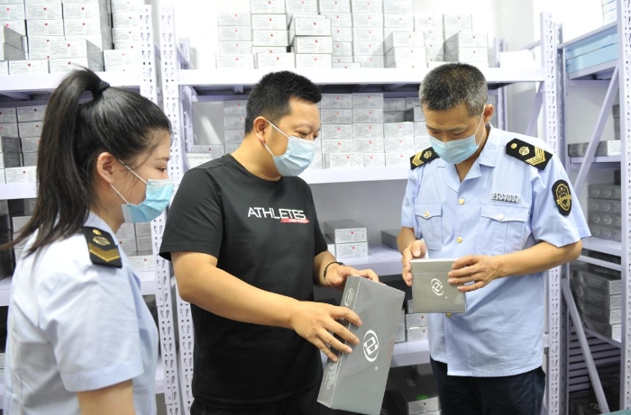 圖為該局工作人員在錦州市同興商貿有限公司檢查醫療器械產品儲存條件是否符合標簽和說明書的標示要求
