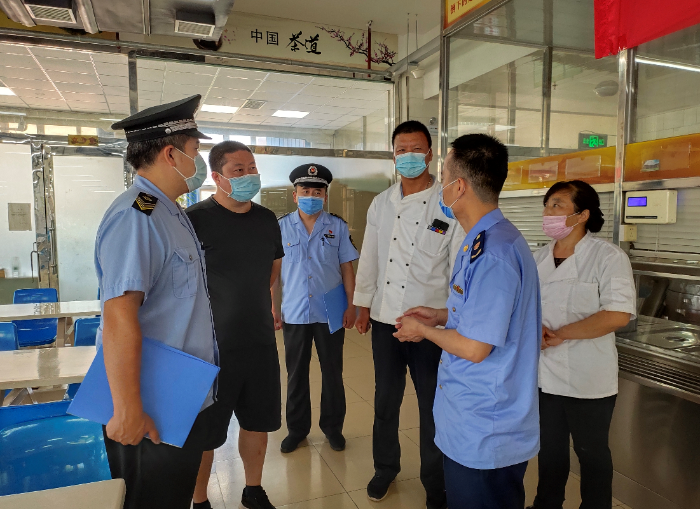 順義區市場監管局執法人員檢查考點學校食品安全情況。