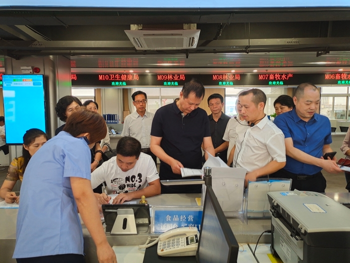 7月20日，省市場監管局副局長李沐（中）一行在祁陽縣政務服務中心市場監管局窗口調研