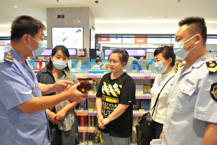 圖為該局工作人員在抽檢現場向化妝品經營單位宣傳新出臺的《化妝品監督管理條例》_1488