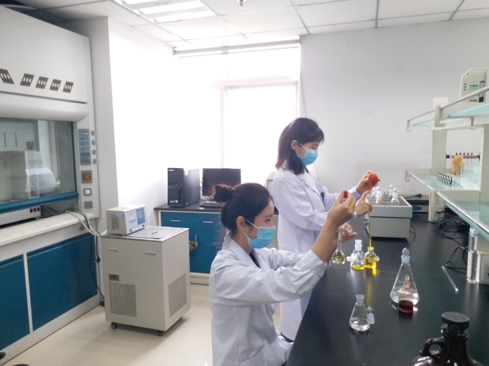 陜西省食品藥品監督檢驗研究院技術人員正在進行藥品檢驗