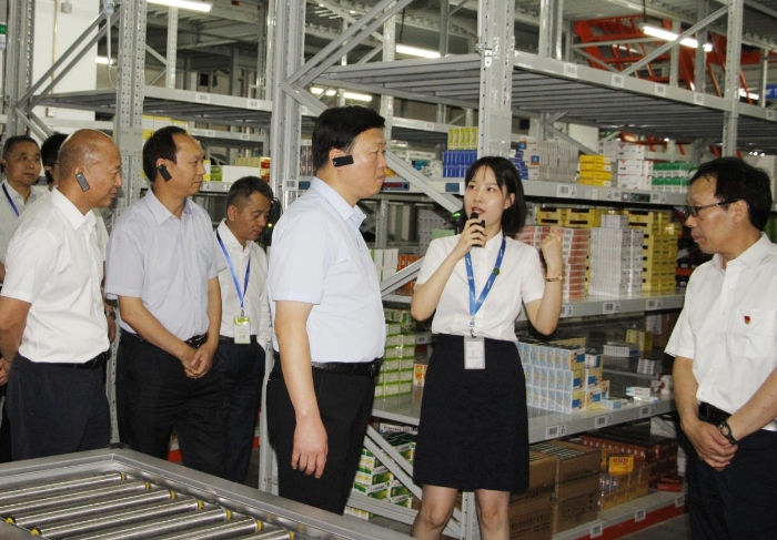 陜西省藥監局領導班子，局機關各處室、直屬單位負責人及藥品流通企業法人、質量授權人等實地參觀實訓基地