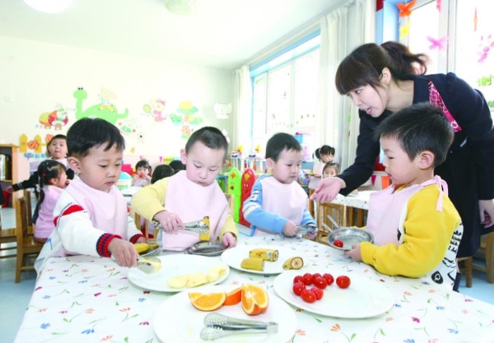圖為哈爾濱市紅霞幼兒園老師在對幼兒進行食品安全知識教育。紅霞　攝