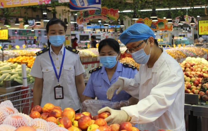 圖為該局執法人員在一商場抽取食品樣品送檢。