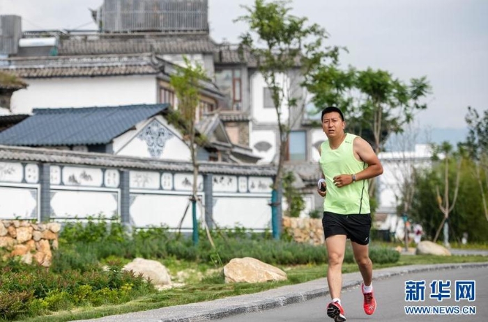 一名男子在大理市環洱海流域湖濱緩沖帶生態廊道跑步（9月3日攝）。新華社記者 胡超 攝