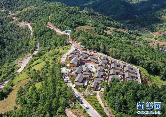 坐落在四川省涼山彝族自治州昭覺縣三岔河鄉(xiāng)的三河新村定居點房屋錯落有致、環(huán)境優(yōu)美（8月10日攝，無人機照片）。 新華社記者 李賀 攝