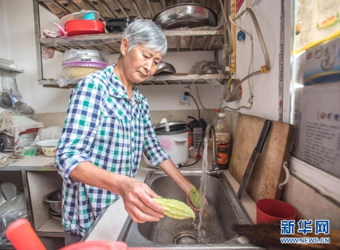 在湖北省?？悼h馬良鎮(zhèn)趙家山村，村民在家中用自來水洗菜（8月27日攝）。新華社記者 肖藝九 攝