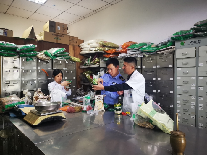 圖為工作人員檢查現場。