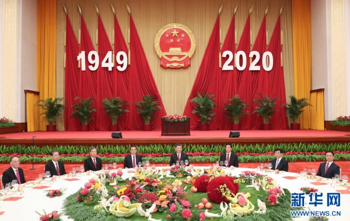 9月30日晚，國務院在北京人民大會堂舉行國慶招待會，熱烈慶祝中華人民共和國成立七十一周年。習近平、李克強、栗戰書、汪洋、王滬寧、趙樂際、韓正、王岐山等黨和國家領導人與中外人士歡聚一堂，共慶共和國華誕。 新華社記者 姚大偉 攝