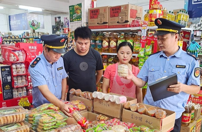 圖為10月3日該局執(zhí)法人員一鄉(xiāng)鎮(zhèn)食品店內(nèi)檢查節(jié)后食品。