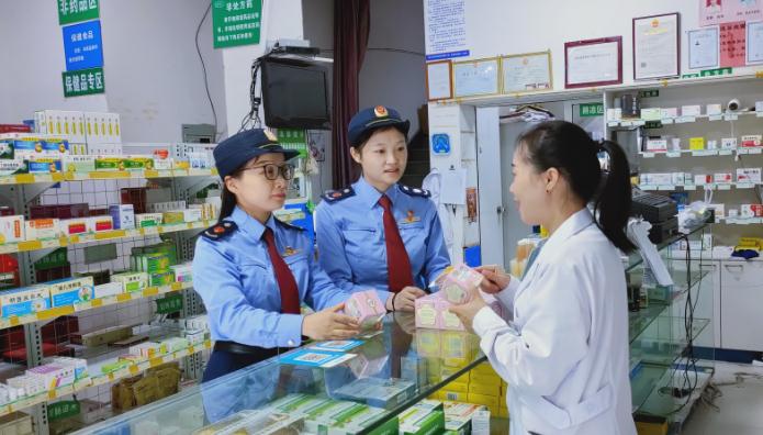 圖為該局執法人員正在對一款滋補類藥品的外包裝標識信息等進行核對檢查。