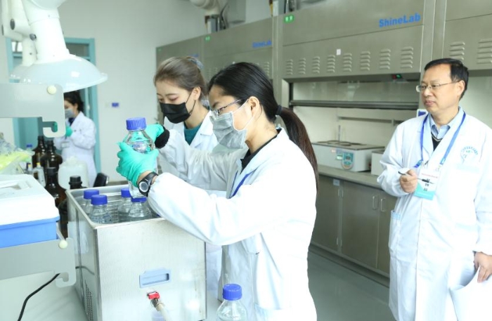 圖為在檢驗操作技能考核環節中，參賽選手正在做藥品檢測。（丁怡媛攝）