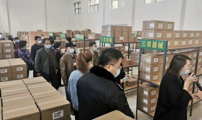 參觀者實地參觀寧夏津朔醫療用品有限公司庫房.jpg