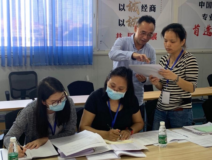 圖1：參訓檢查員在查看企業(yè)相關文件。中國食品藥品網(wǎng)記者 張丹攝