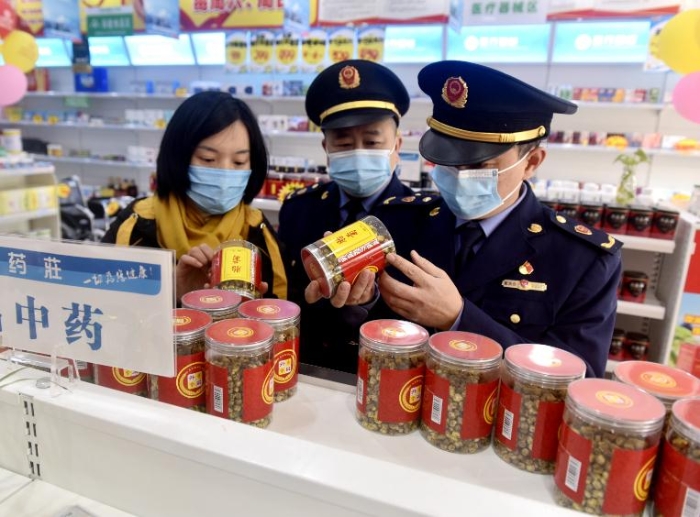 圖為該局馬鞍街道執法人員在一家藥店檢查中藥飲片銷售情況。