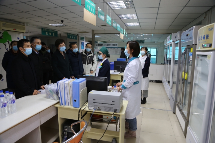 圖1為吉林省藥監局局長劉寶芳（左三）帶隊在臨河社區衛生服務中心新冠疫苗接種點督導檢查。