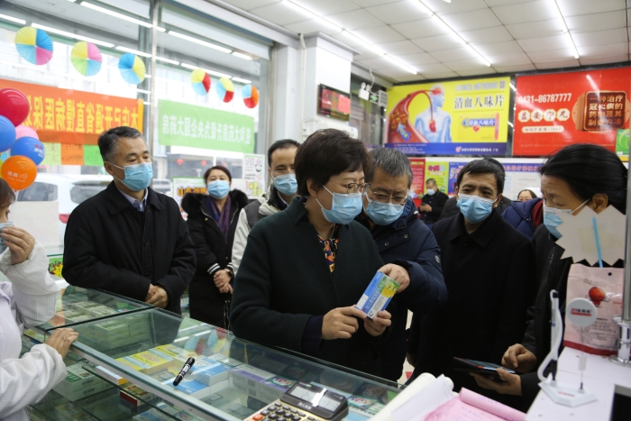 圖2為吉林省藥監局局長劉寶芳帶隊檢查零售藥店”一退兩抗“防疫藥品銷售監測情況。
