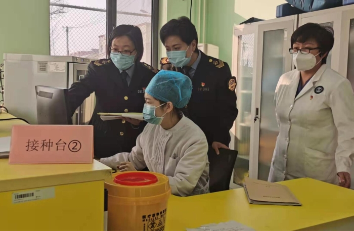 昌平區(qū)市場監(jiān)管局執(zhí)法人員在新冠疫苗接種單位進行檢查。