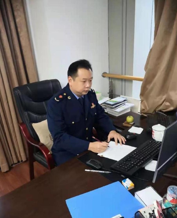 韓剛毅，現(xiàn)為溫州市市場監(jiān)管局藥品認(rèn)證檢查中心主任，從2003年開始從事醫(yī)療器械監(jiān)管工作，國家級第四批醫(yī)療器械檢查員。