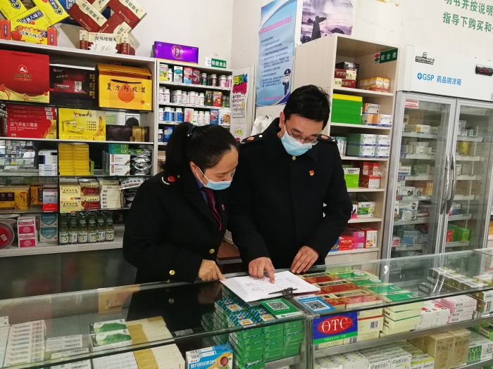 圖為鷹潭市市場監(jiān)管局執(zhí)法人員正在核對藥品零售企業(yè)銷售發(fā)熱、止咳等藥品的實名登記記錄