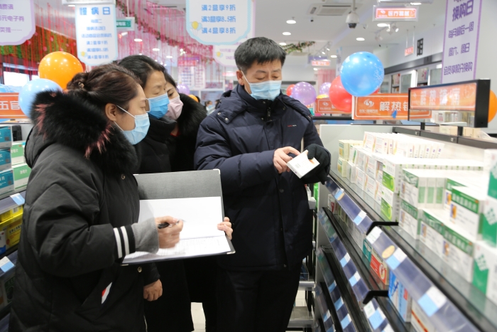 圖為督導檢查組在長春市經開區檢查藥店”一退兩抗“藥品銷售監測情況。