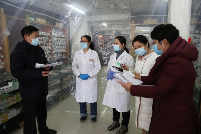 圖為督導檢查組在長春市汽開區檢查藥店疫情防控工作。