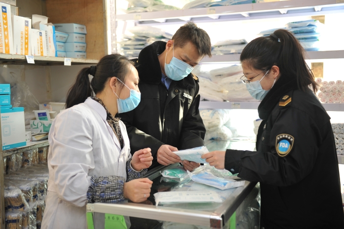 遼寧錦州 開展節(jié)前醫(yī)療器械安全檢查  圖為該局工作人員在一家醫(yī)療器械經(jīng)營企業(yè)進行防疫物資檢查。_7319 (1)