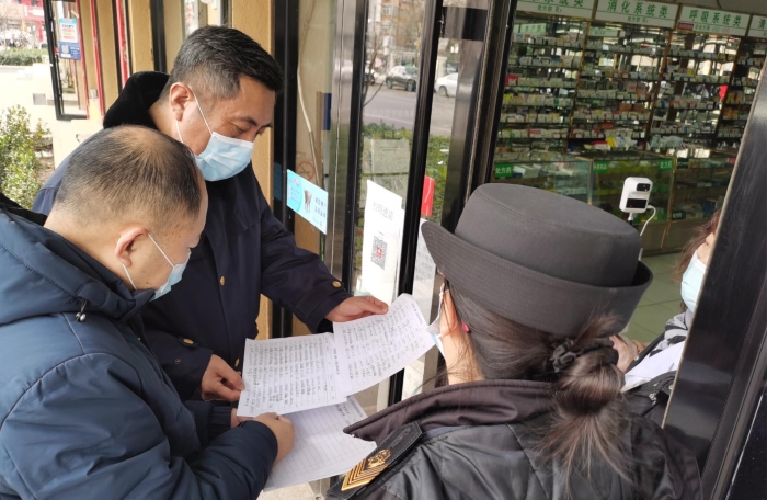 圖為石景山區(qū)市場(chǎng)監(jiān)管局檢查組在藥店檢查。 
