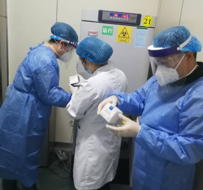 圖為執(zhí)法人員檢查醫(yī)療器械經營企業(yè)情況。