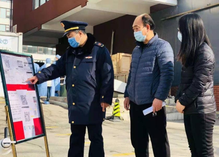 圖為昌平區(qū)市場監(jiān)管局執(zhí)法人員檢查一家核酸檢測機構收費情況。