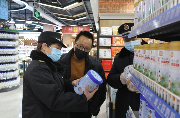 圖為該局執(zhí)法人員在一家商場(chǎng)檢查食品包裝。