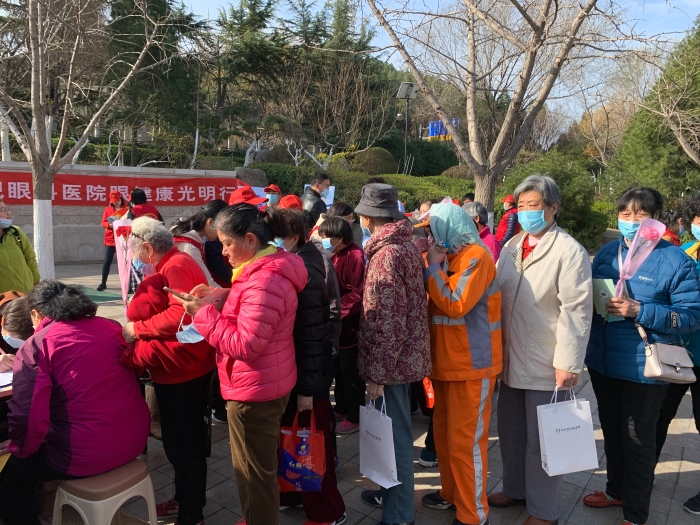 圖為社區居民排隊參加義診活動。