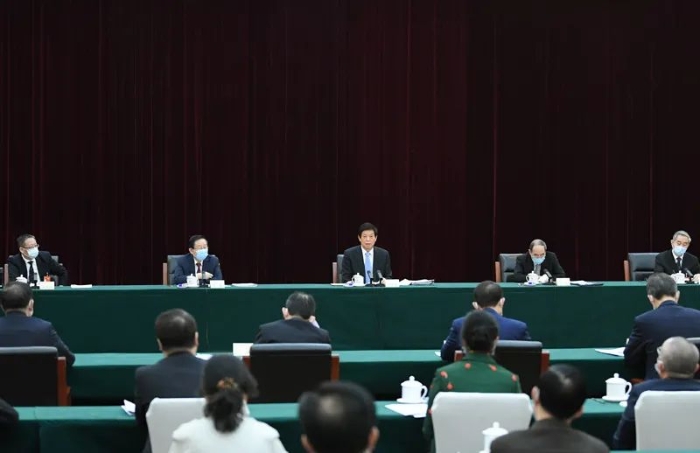 3月6日，中共中央政治局常委、全國人大常委會委員長栗戰書看望出席全國政協十三屆四次會議的致公黨、僑聯、對外友好界委員并參加討論。新華社記者 申宏 攝