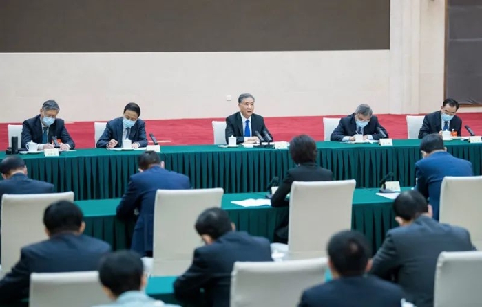 3月6日，中共中央政治局常委、全國政協主席汪洋看望出席全國政協十三屆四次會議的民進、九三學社界委員并參加討論。新華社記者 高潔 攝