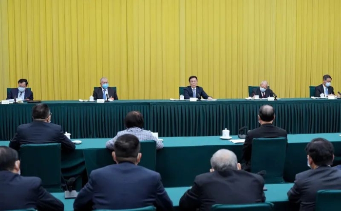 3月6日，中共中央政治局常委、國務院副總理韓正看望出席全國政協十三屆四次會議的港澳地區全國政協委員并參加討論。新華社記者 劉彬 攝