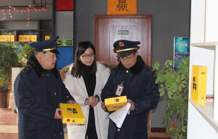 圖為該局執法人員在一保健食品專賣店進行執法檢查。