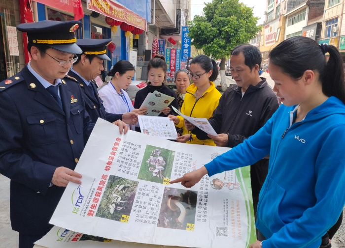 圖為江西于都開(kāi)展野生蘑菇危害宣傳。