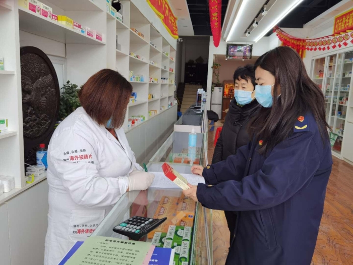 圖為執(zhí)法人員檢查藥店藥品進貨渠道、采購、儲存等重點環(huán)節(jié)。