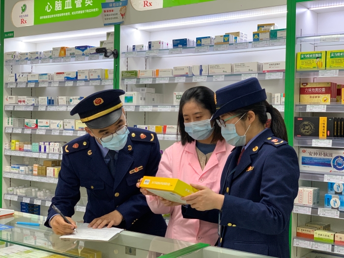 圖為該分局執法人員對相關藥品銷售情況進行核查。