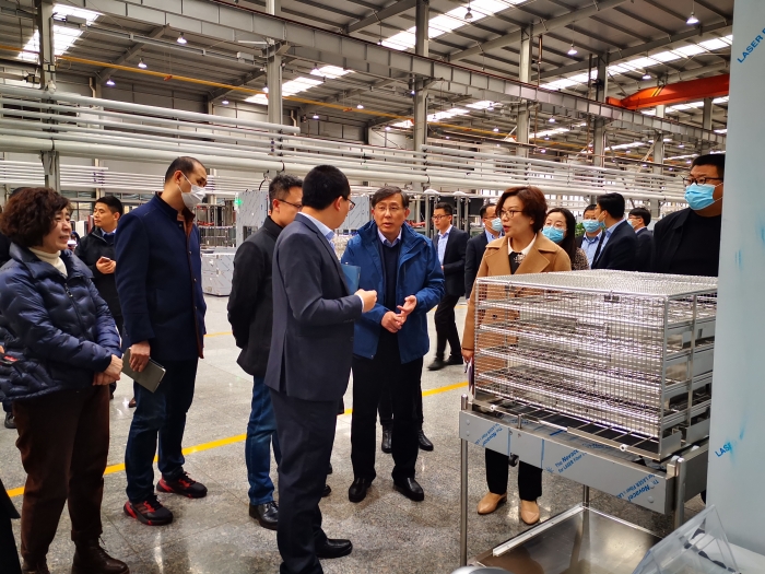 圖為審評團隊在企業進行實地審核。