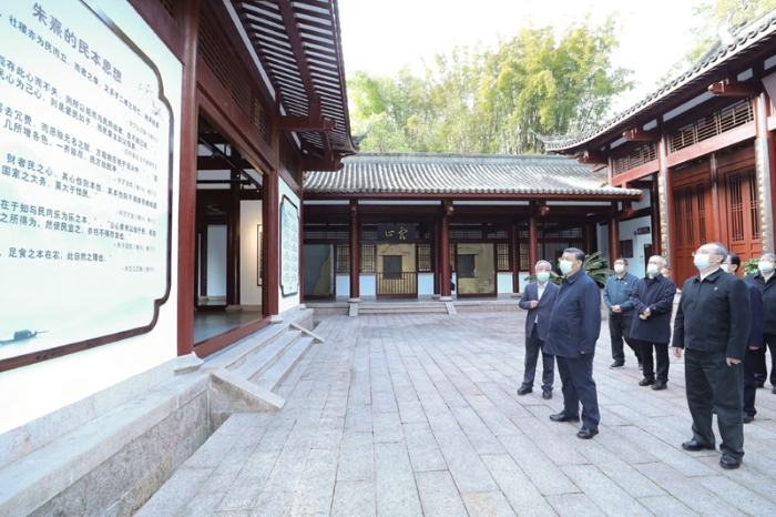 3月22日至25日，中共中央總書記、國家主席、中央軍委主席習近平在福建考察。這是22日下午，習近平在南平武夷山朱熹園，了解朱熹生平及理學研究等情況。新華社記者鞠鵬 攝