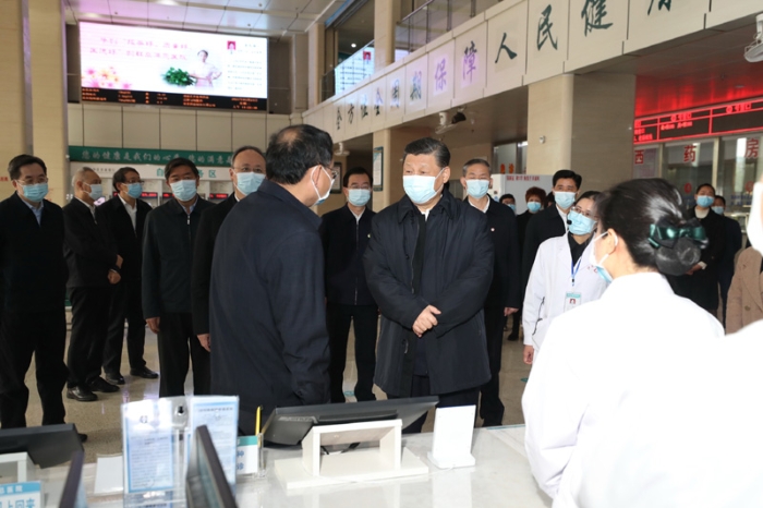 3月22日至25日，中共中央總書記、國家主席、中央軍委主席習近平在福建考察。這是23日上午，習近平在三明沙縣總醫院住院樓一層大廳，聽取醫改情況介紹。新華社記者王曄 攝