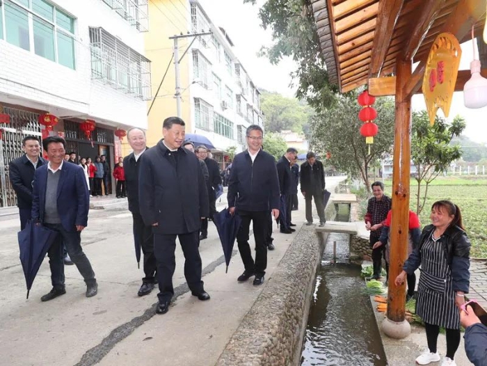 3月22日至25日，中共中央總書記、國家主席、中央軍委主席習近平在福建考察。這是23日下午，習近平在三明沙縣夏茂鎮俞邦村考察時，同村民親切交流。新華社記者王曄 攝